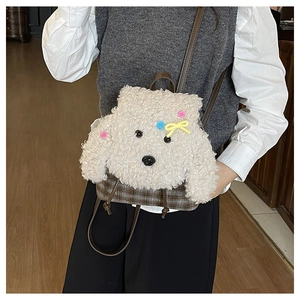 Dettaglio borsa a tracolla a forma di cane in peluche con tessuto a quadri e bottoni