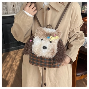 Dettaglio dello zaino a forma di cucciolo di peluche con tessuto a quadri marrone