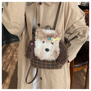 Dettaglio dello zaino in peluche a forma di cane con motivo a quadri e texture
