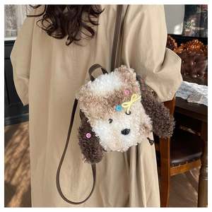 Dettaglio di una simpatica borsa a tracolla per cuccioli in peluche con lana di agnello