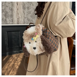Dettaglio dello zaino a forma di cucciolo in peluche con tessuto a quadri marroni
