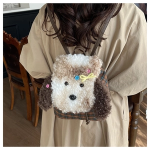 Dettaglio dello zaino in peluche a forma di cucciolo con tessuto scozzese e spallacci