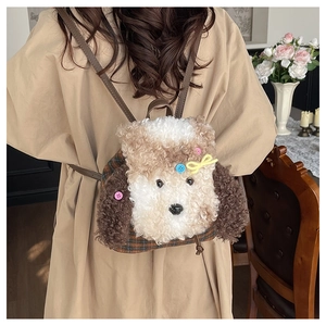 Dettaglio di un mini zaino a forma di cucciolo in peluche con bottoni colorati vivaci