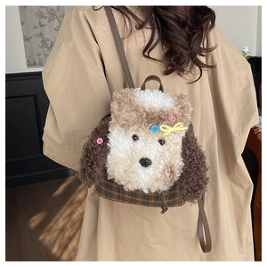 Dettaglio laterale dello zaino in peluche a forma di cane con base a quadri e cinghie