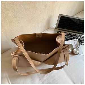 Interno spazioso di una borsa tote in pelle kaki con chiusura magnetica da ufficio