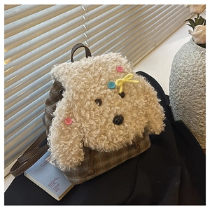Dettaglio dello zaino a forma di cucciolo in peluche color crema e tessuto a quadri