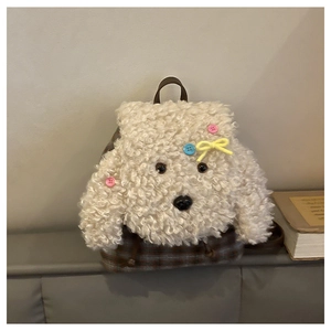 Dettaglio dello zaino a peluche a forma di cane in lana d'agnello e tessuto a quadri