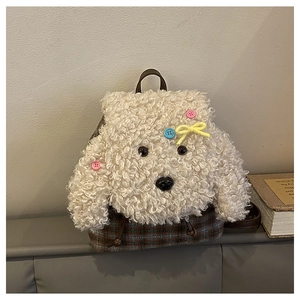 Dettaglio dello zaino in peluche a forma di cucciolo con base scozzese e bottoni colorati
