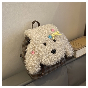 Dettaglio dello zaino a forma di cane in peluche con lana d'agnello e trama a quadri
