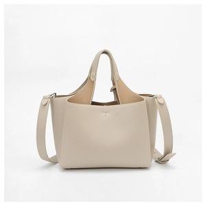 Détail du sac cabas en cuir grainé blanc cassé avec poignées et bandoulière amovible