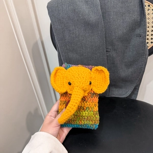 Borsa a tracolla per cellulare a forma di elefante all'uncinetto in arancione e multicolore