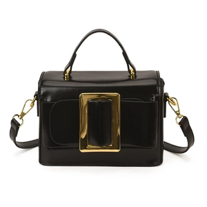Sac à main boîte noir minimaliste avec boucle dorée et bandoulière amovible