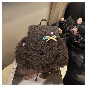 Dettaglio dello zaino a forma di barboncino in peluche con patchwork a quadri