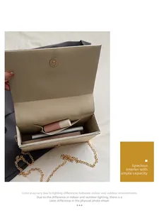 Vue intérieure montrant l'espace de rangement et la chaîne dorée de cette pochette de soirée