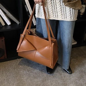Borsa tote in pelle marrone scuro con design a busta e ampi scomparti interni