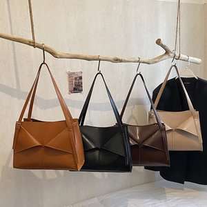 Borsa tote minimalista in pelle stile francese in quattro colori su un ramo
