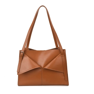 Elegante borsa tote in pelle caramello con patta geometrica e tracolla regolabile