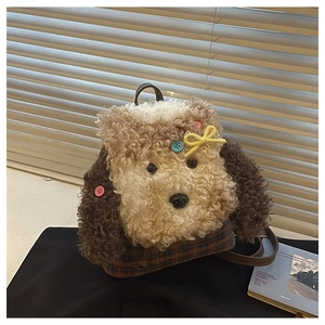 Dettaglio dello zaino in peluche a forma di cane con ecopelliccia beige e base scozzese