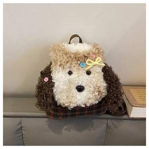 Dettaglio di uno zaino a forma di cucciolo in peluche con tessuto a quadri e bottoni