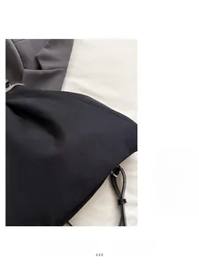 Détail du sac cabas plissé noir montrant la texture douce du tissu et la bandoulière