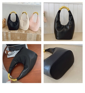 Dettaglio della borsa a secchiello con manico a U dorato in nero, crema e rosa chiaro