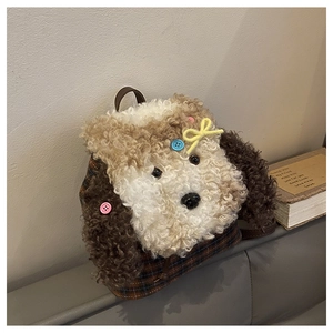 Dettaglio dello zaino di peluche a forma di cane con motivo a quadri e fiocco giallo
