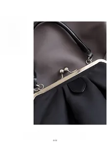 Détail du sac cabas plissé noir élégant avec un design de fermoir en métal sécurisé