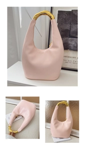 Dettaglio borsa hobo rosa chiaro con manico tondo in metallo dorato su sfondo minimal