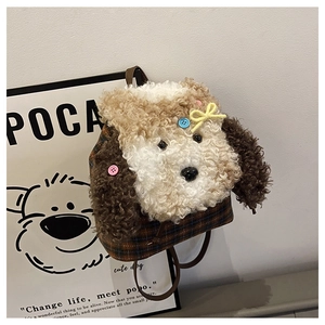 Dettaglio del simpatico zaino cane in peluche con texture di lana e motivi a quadri