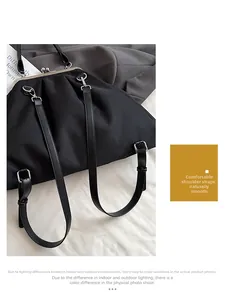 Détail du sac plissé en nylon noir avec fermoir métallique et doubles sangles