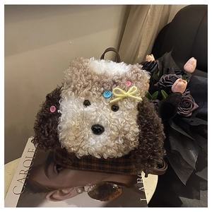 Dettaglio dello zaino a forma di cucciolo in peluche con bottoni decorativi colorati