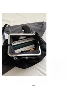 Vue détaillée de l'intérieur du sac plissé noir montrant sa grande capacité de stockage
