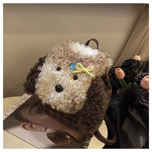 Dettaglio dello zaino a forma di cucciolo in peluche con tessuto a quadri e pelle