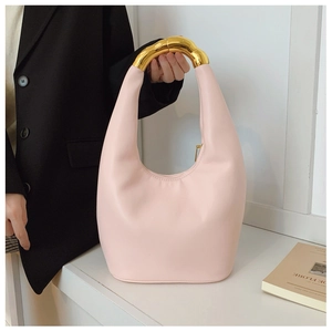Dettaglio borsa rosa chiaro con manico in metallo dorato e chiusura a zip lucida