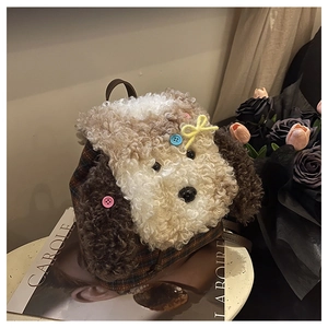 Dettaglio della borsa a cucciolo in peluche con tessuto a scacchi e bottoni colorati