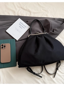 Détail du sac de docteur rétro noir avec fermoir métallique et texture de tissu souple
