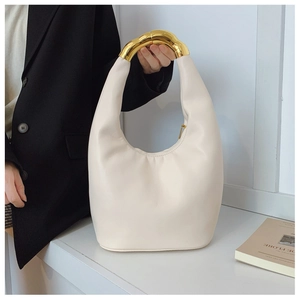 Dettaglio della borsa hobo minimalista con manico in metallo dorato e pelle opaca morbida
