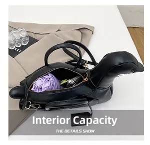 Capacité interne du sac canard montrant le rangement du téléphone et du parapluie