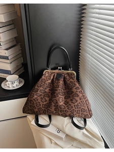 Détail du sac à dos vintage léopard avec fermoir doré et cadre style sac médecin