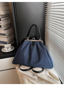 Détail du sac à main rétro en denim avec poignée en cuir et fermeture à cadre métal