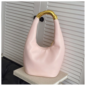 Dettaglio borsa a mezzaluna in pelle rosa chiaro con manico in metallo dorato