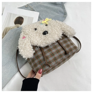 Dettaglio della borsa a tracolla cucciolo di peluche con tessuto scozzese e texture
