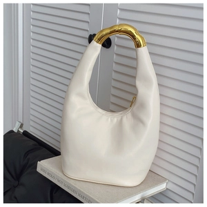 Dettaglio di una borsa Hobo bianco crema con manico metallico dorato dal design unico