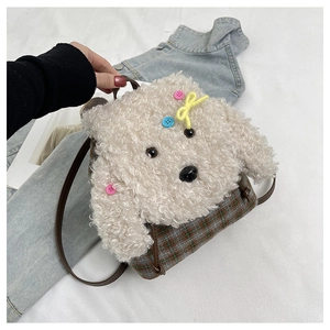 Dettaglio dello zaino di peluche a forma di cane con pelo bianco e tessuto a scacchi