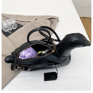 Vue de dessus du sac à main colombe montrant l'espace intérieur pour téléphone