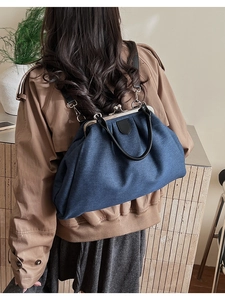 Vue arrière d'un mannequin portant le sac docteur en denim bleu foncé en sac à dos