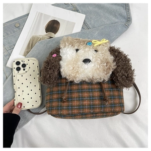 Dettaglio borsa peluche a forma di cane con motivo a quadri e chiusura con coulisse