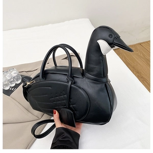 Sac à main chic en forme de cygne noir avec ailes matelassées et accessoires mode