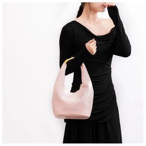 Dettaglio della borsa hobo in pelle rosa con manico metallico dorato a forma di onda unica