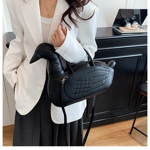 Détail du sac à bandoulière noir en forme de canard avec ailes matelassées en cuir PU lisse
